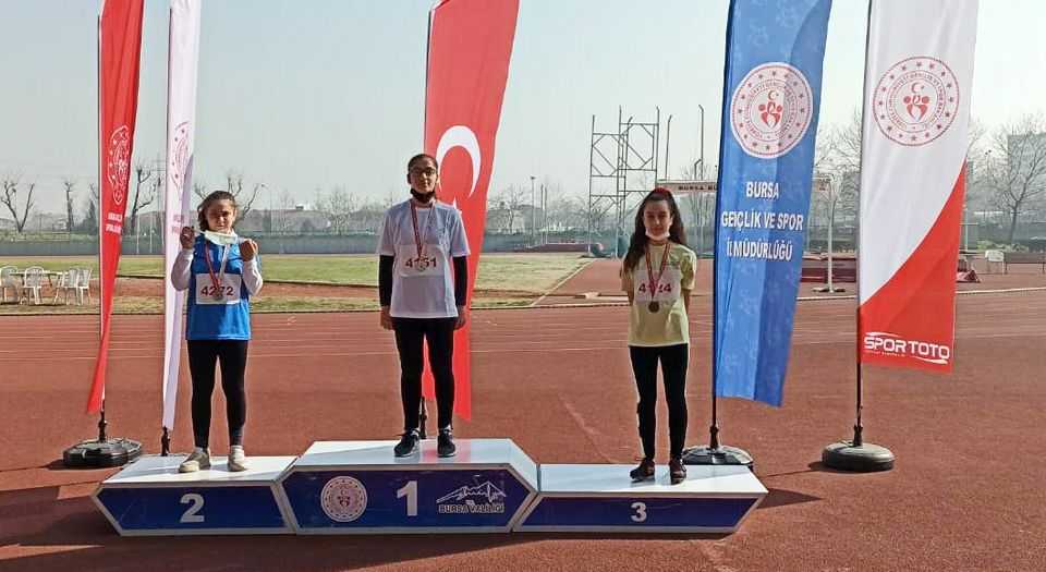 Mudanyaya yılın ilk madalyaları atletlerden geldi