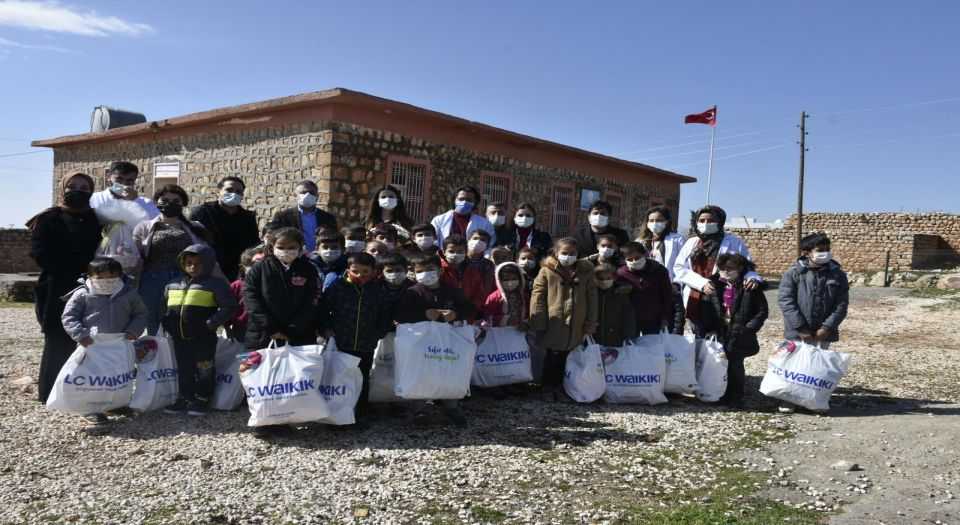 Mardinde sağlık çalışanları köy okullarını unutmadı