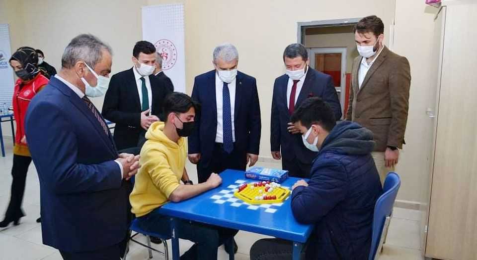 Kırşehir Valisi Akın, Genç Ofiste gençlerle buluştu