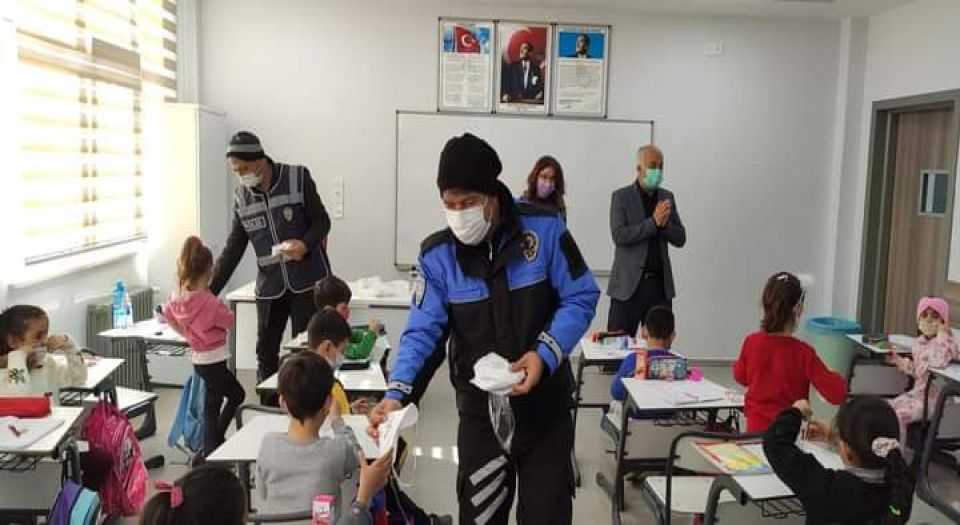 Kiliste TDP polislerinden miniklere maske eğitimi