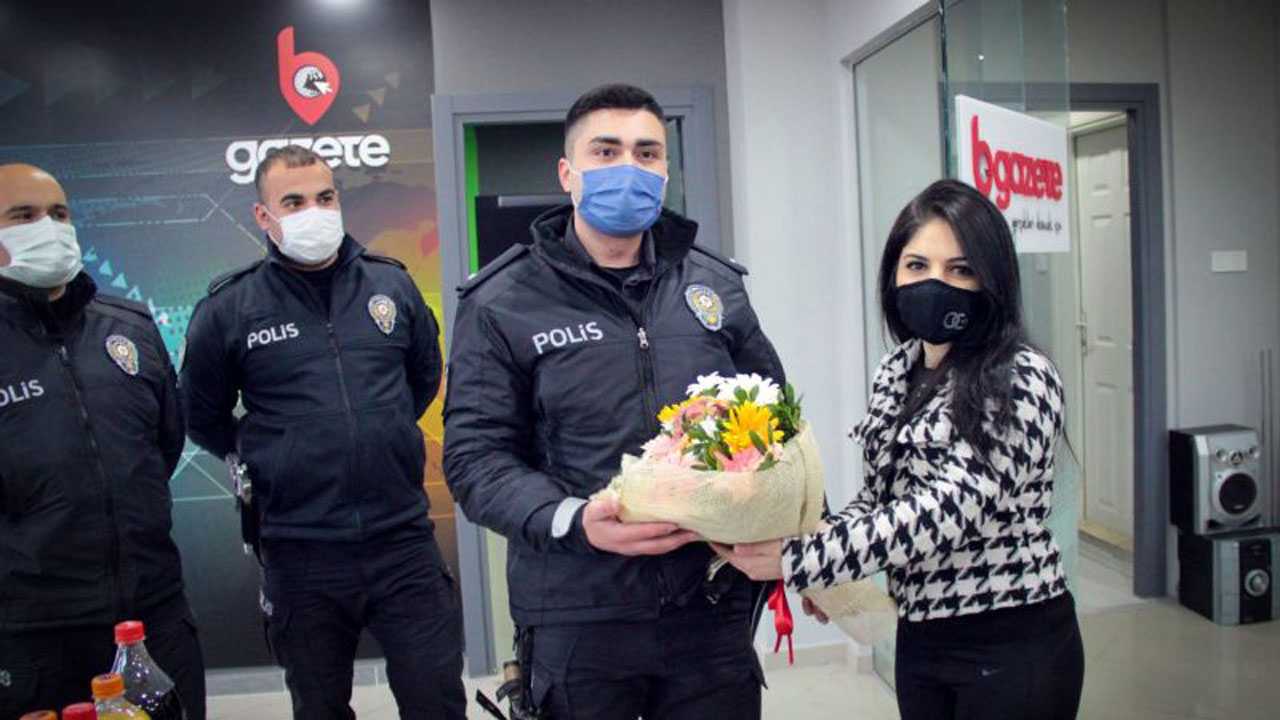 Bursada gazetecilerden polis ekiplerine ihbarlı kutlama