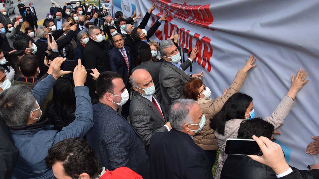 CHP Bursada kaldırılan 128 milyar dolar nerede afişlerini yeniden astı