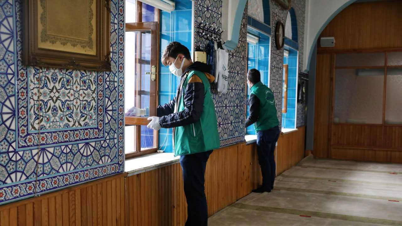 Bursa camilerinde gönüllü temizlik